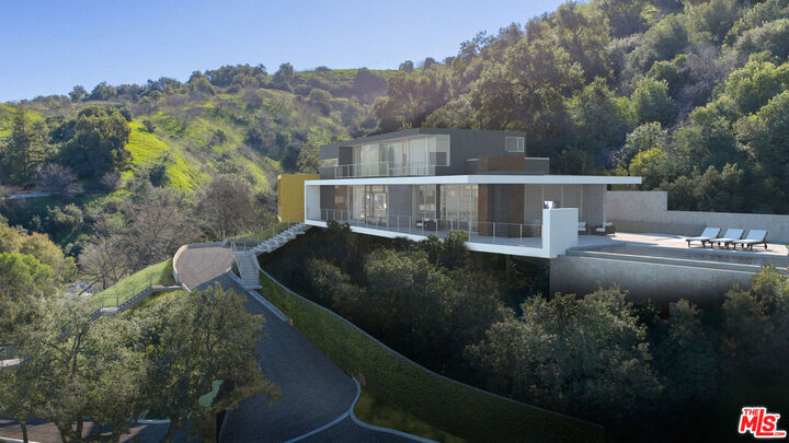 Property Photo: 12340 Viewcrest Rd CA 91604