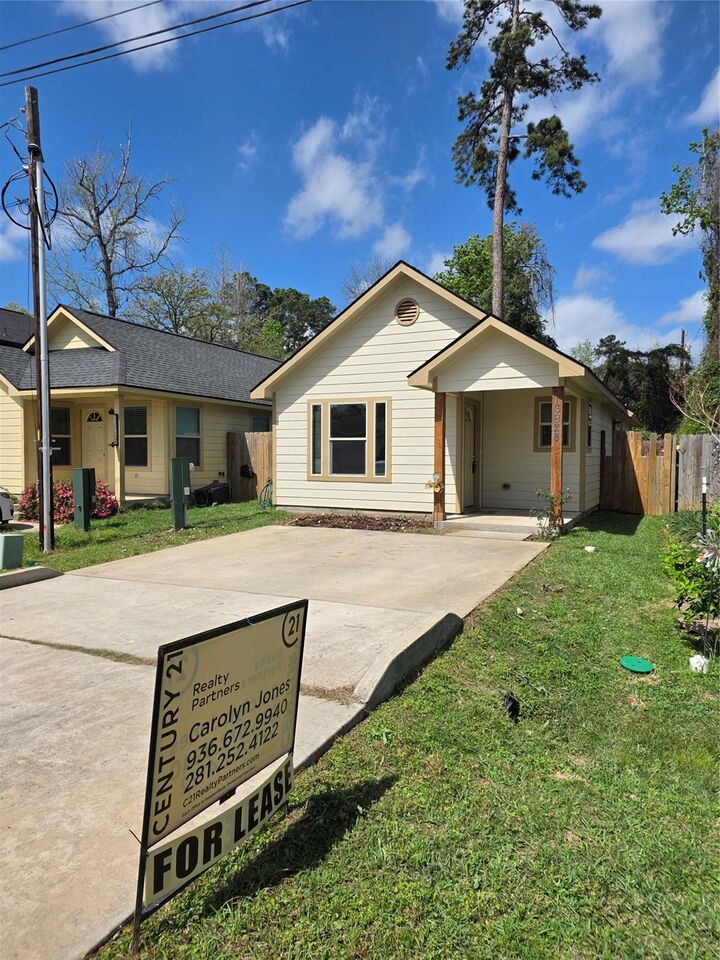 Property Photo: 16928 W Ivanhoe TX 77316