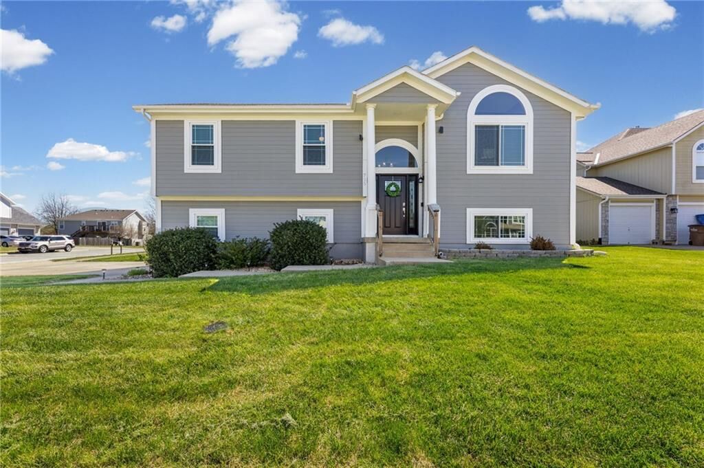 Property Photo:  715 Madison Creek Court  MO 64083 