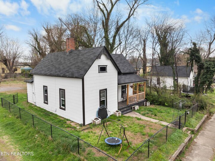 Property Photo: 2918 Johnston St TN 37921