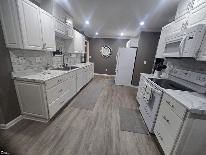 Property Photo:  1845 Laurel Oak Drive  MI 48507 