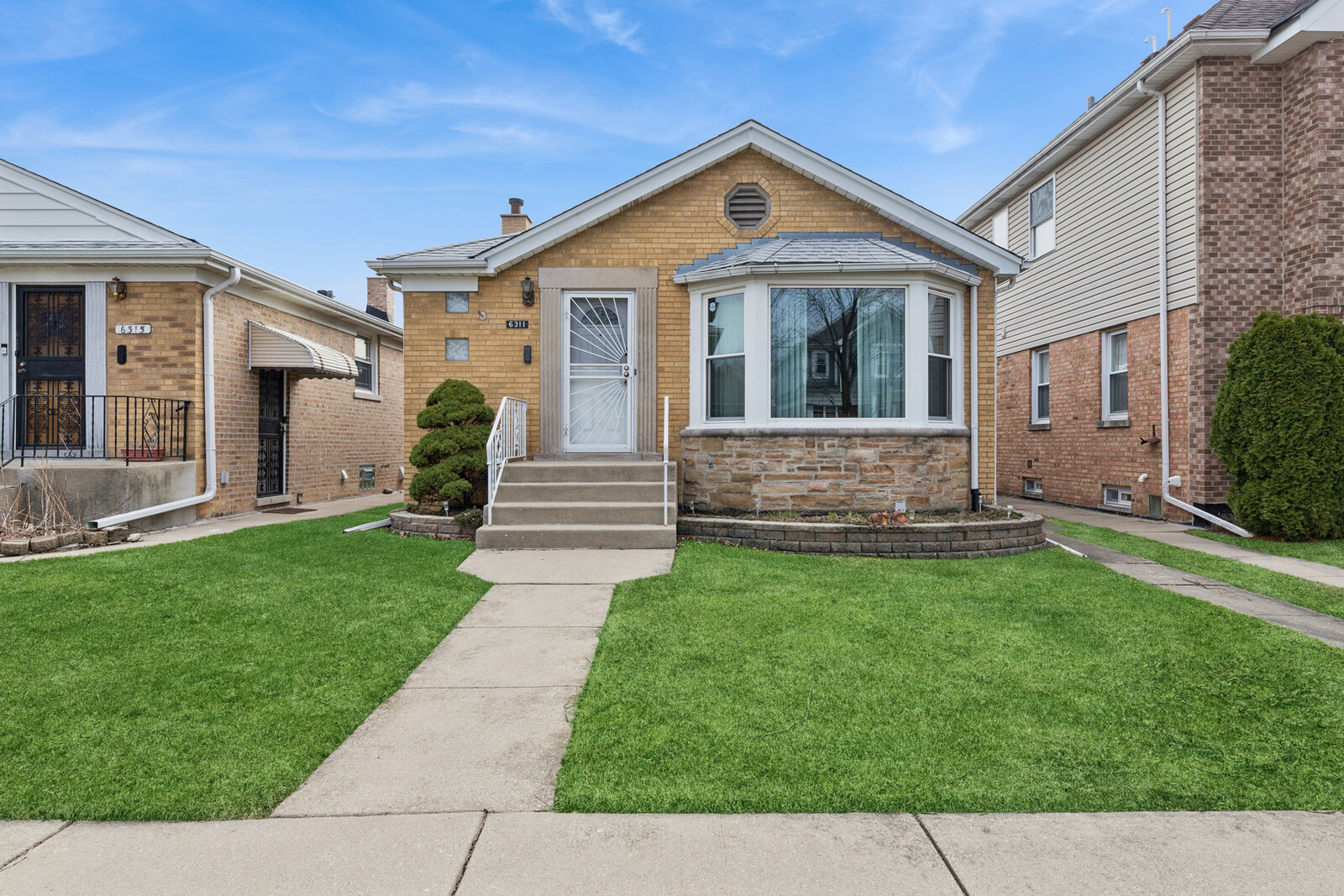 Property Photo: 6311 N Tripp Avenue IL 60646