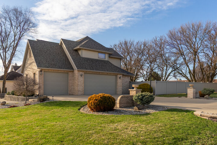 Property Photo:  100 Willow Trail  IL 61362 