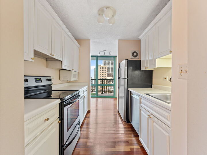 Property Photo:  111 W Maple Street 1401  IL 60610 