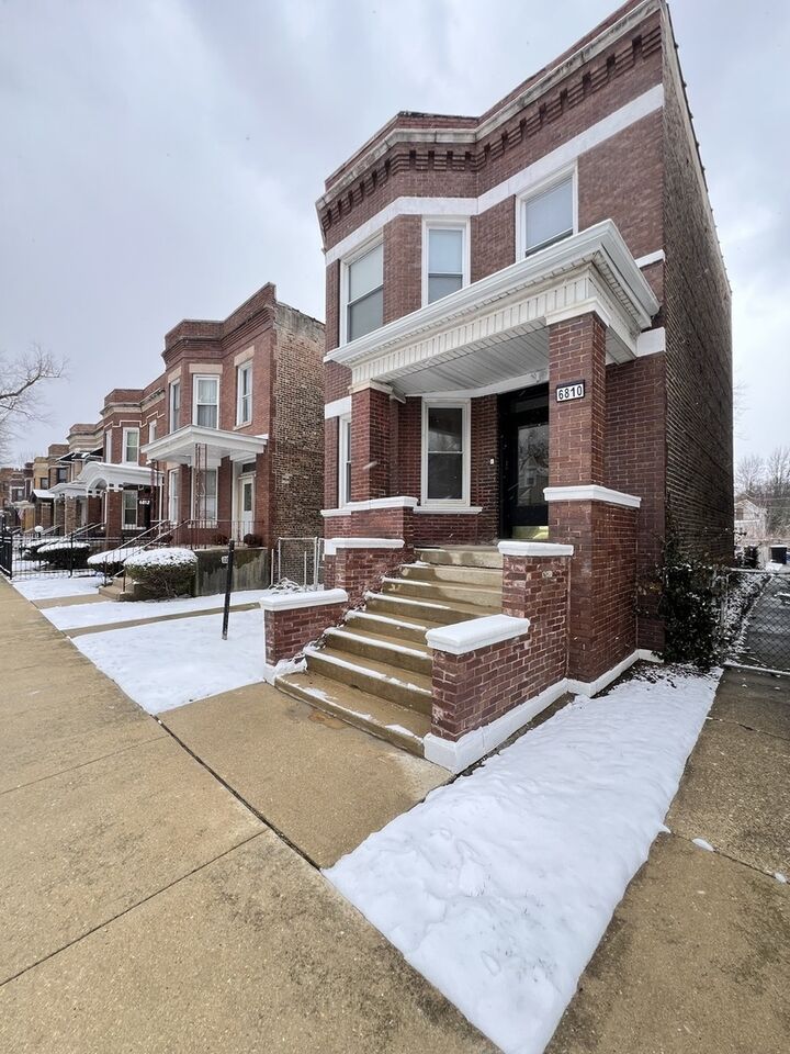 Property Photo:  6810 S Calumet Avenue 2  IL 60637 