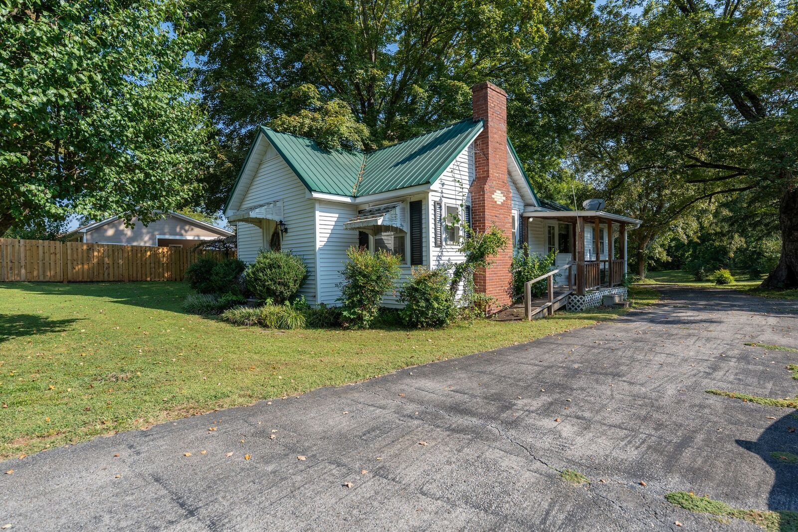 Property Photo:  2010 W Gaines St  TN 38464 