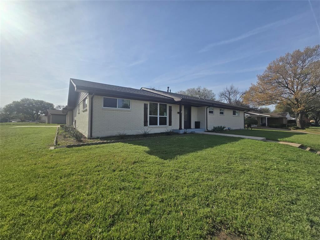 Property Photo:  5801 Wedgworth Road  TX 76133 