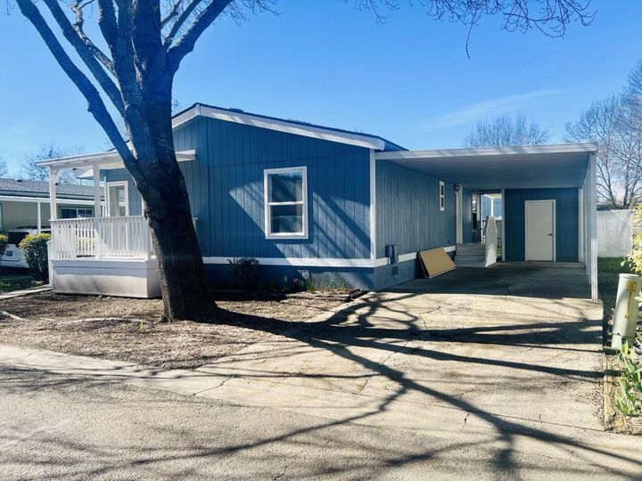 Property Photo: 633 E Archwood Drive Unit 43 OR 97524