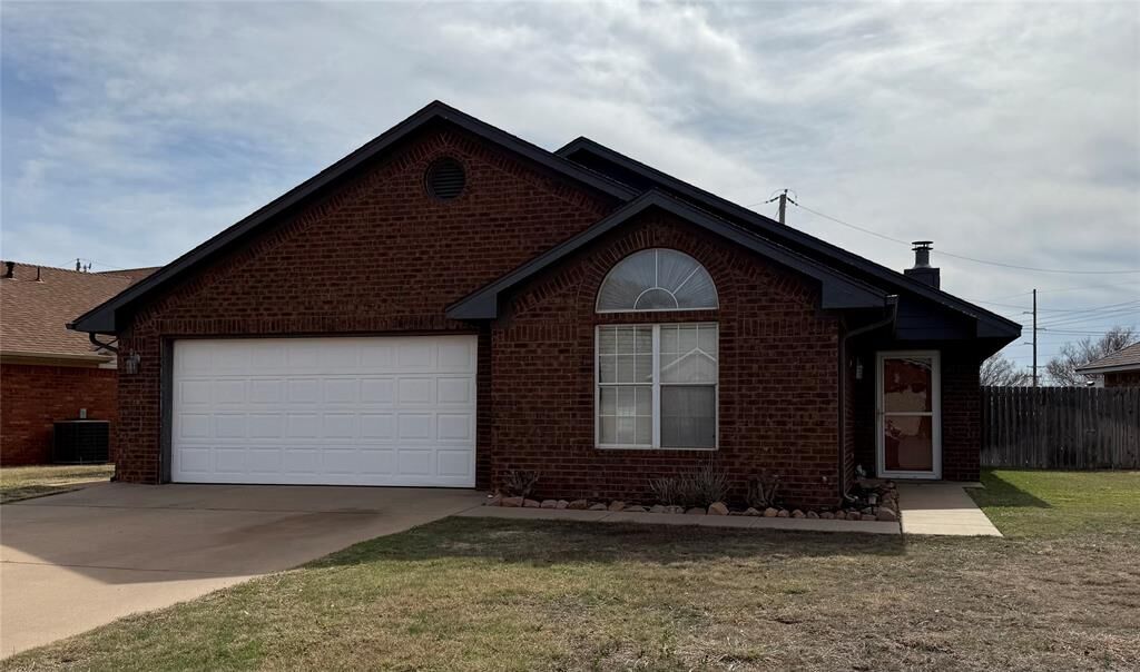 Property Photo:  2812 N Towne Drive  OK 73521 