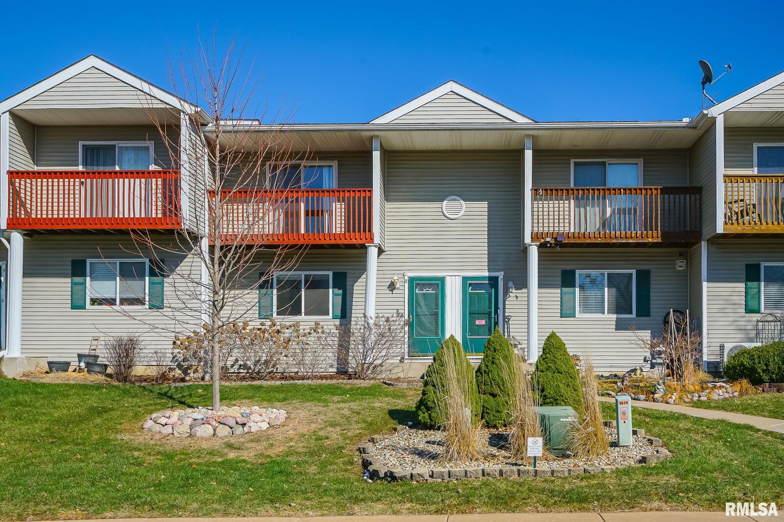 Property Photo: 3510 N Kingston Drive 8 IL 61604