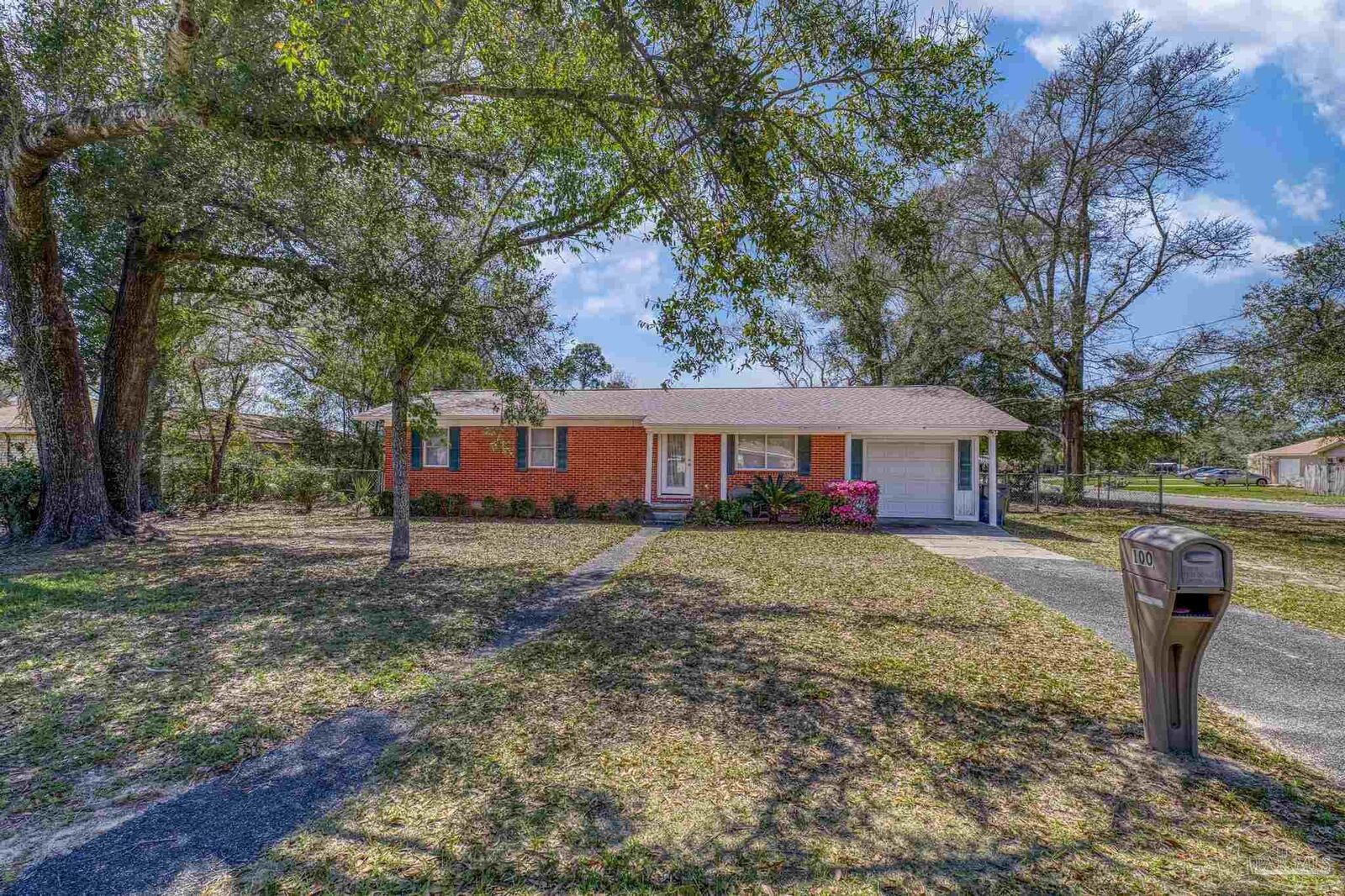 Property Photo:  100 Teakwood Cir  FL 32506 