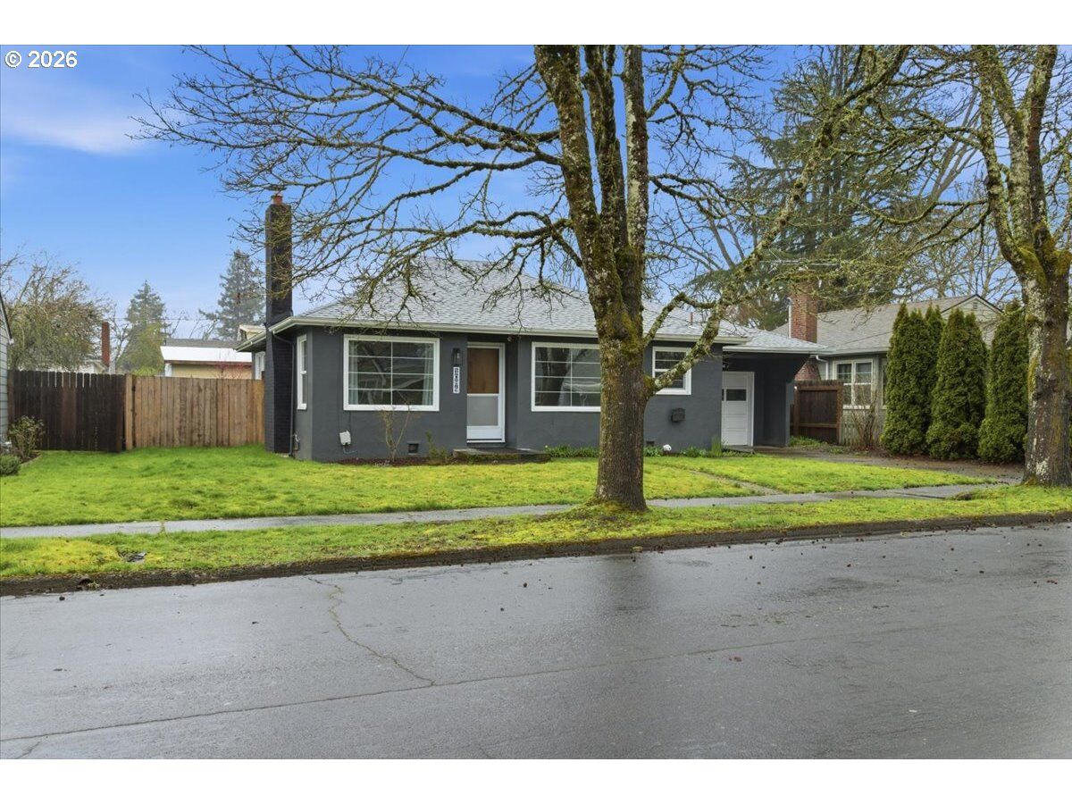 Property Photo:  1084 24th St  OR 97301 