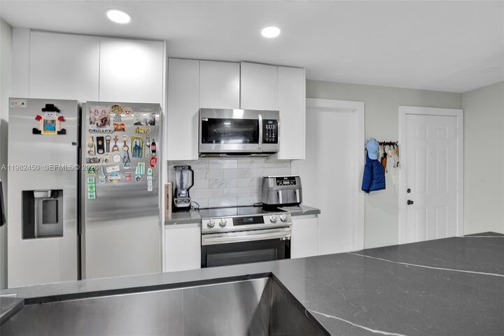 Property Photo: 850 Sorrento Dr FL 33326