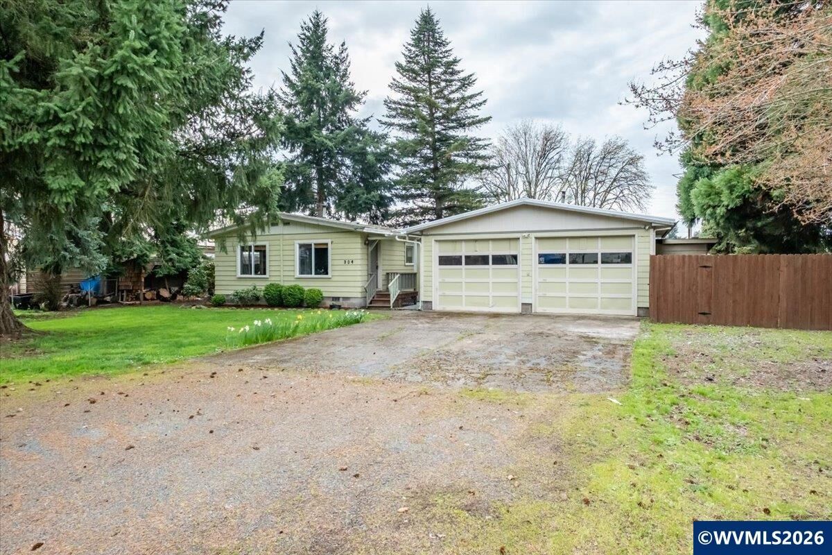 Property Photo:  304 Moyer St  OR 97327 