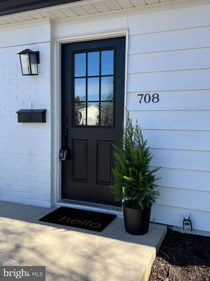 Property Photo:  708 W Jasper Court  VA 20164 