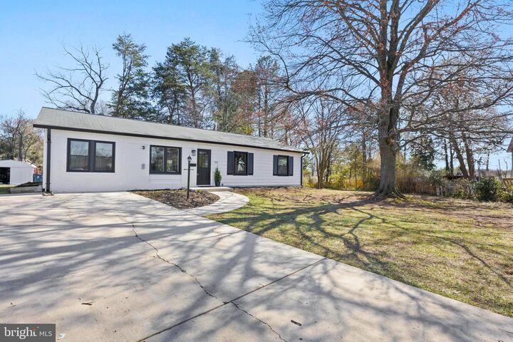 Property Photo: 708 W Jasper Court VA 20164