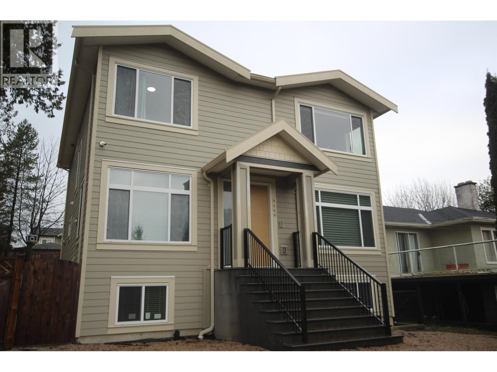 Photo de la propriété:  6089 Elgin Avenue  BC V5H 3S3 