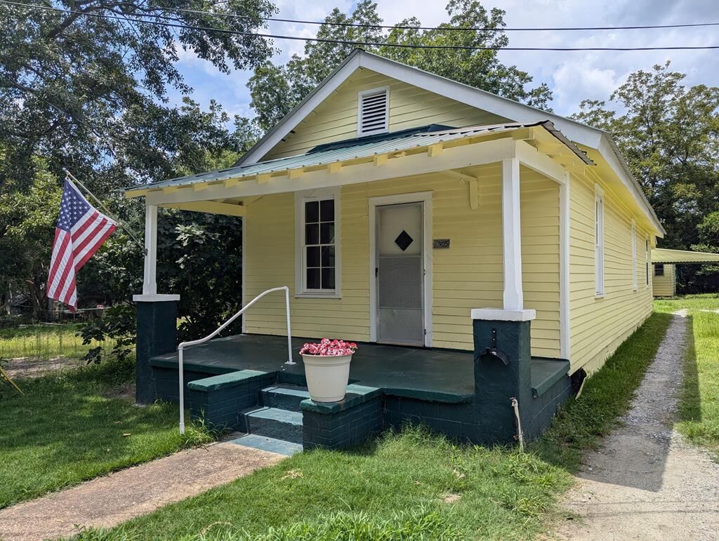 Property Photo: 1905 10th Avenue AL 36867