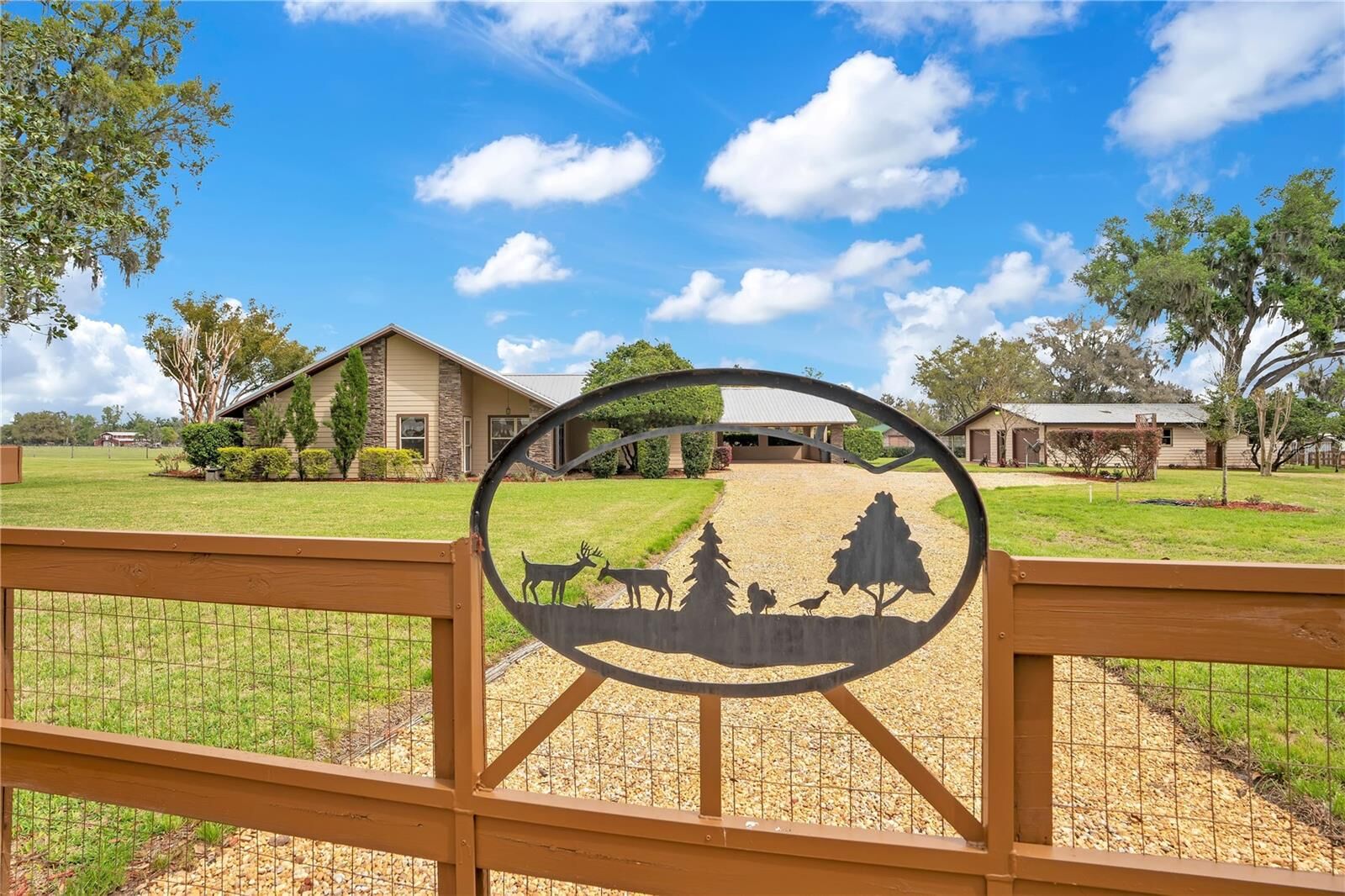 Property Photo:  1401 Buell Court  FL 33567 