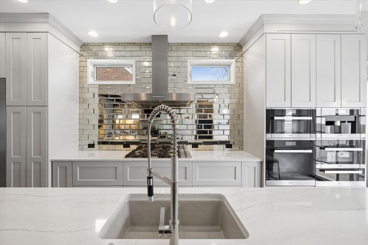 Property Photo:  425 S Quincy Avenue  IL 60521 