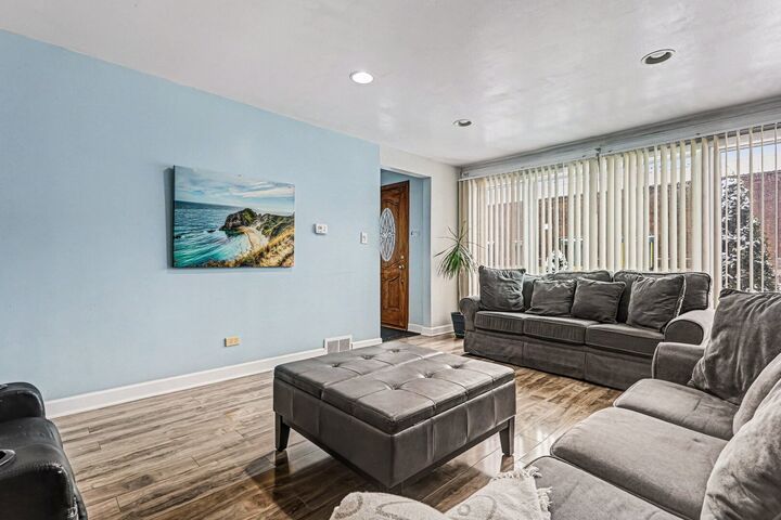 Property Photo:  3230 W Pershing Road  IL 60632 