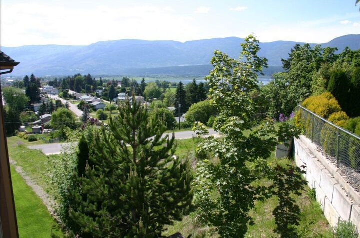 Property Photo: 1351 10 Avenue NE BC V1E 4N1