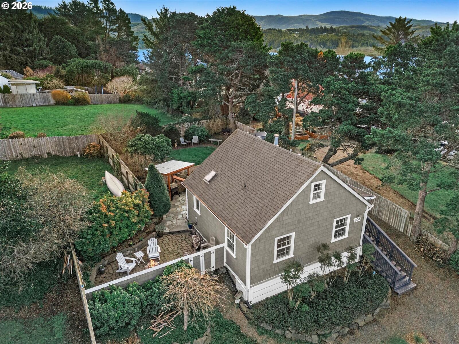 Property Photo:  806 NE Mast Ave  OR 97367 