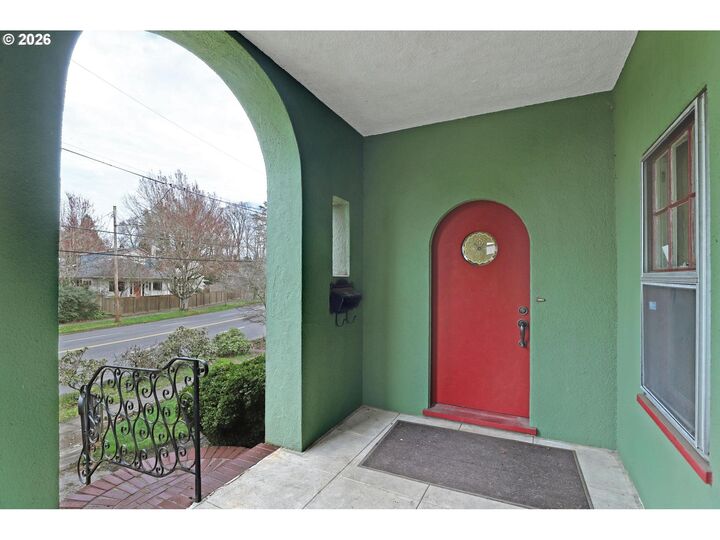 Property Photo:  4212 E Burnside St  OR 97215 