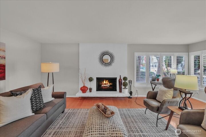 Property Photo:  5249  40th Avenue NE 101  WA 98105 