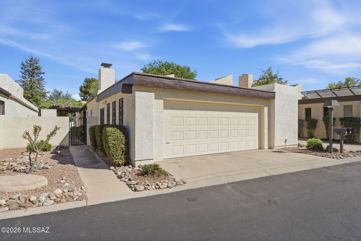 Property Photo:  2942 N Placita Nueva  AZ 85715 