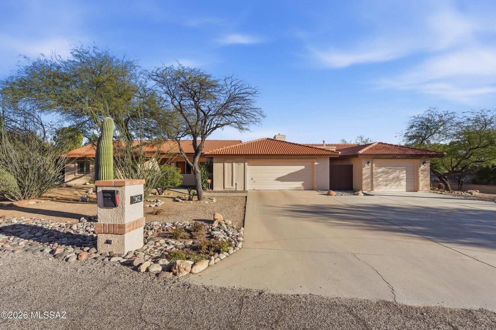 Property Photo:  962 E Calle Mariposa  AZ 85718 