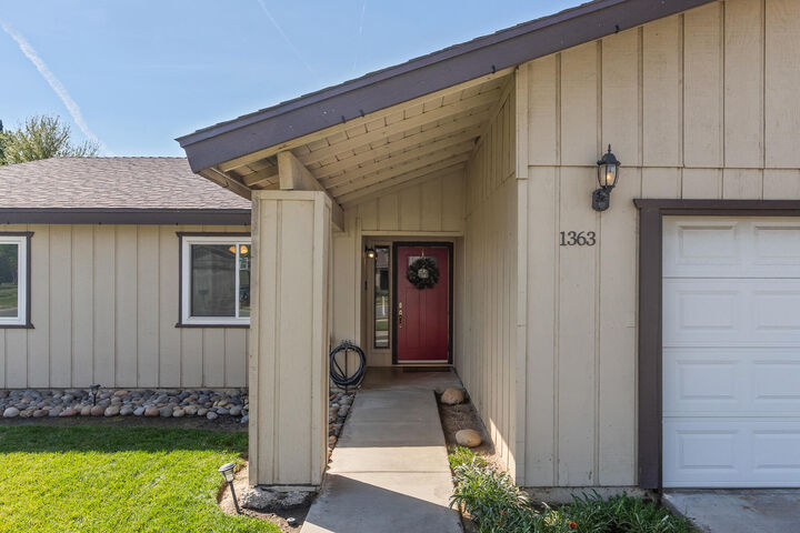 Property Photo:  1363 Stanford Place  CA 93230 