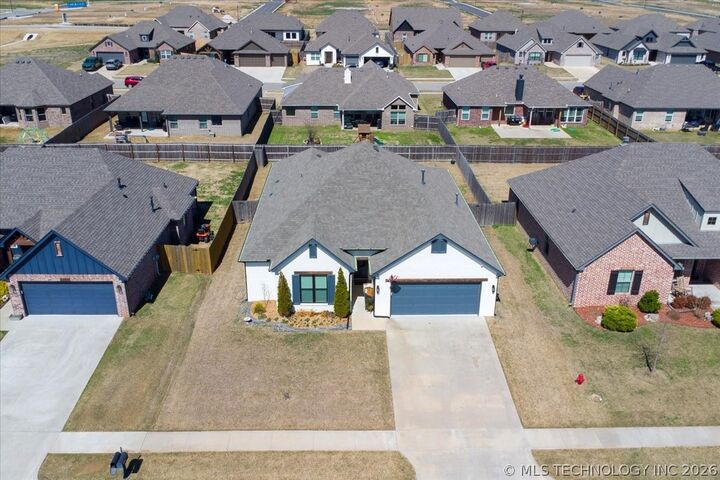 Property Photo:  27423 E 109th Street S  OK 74429 