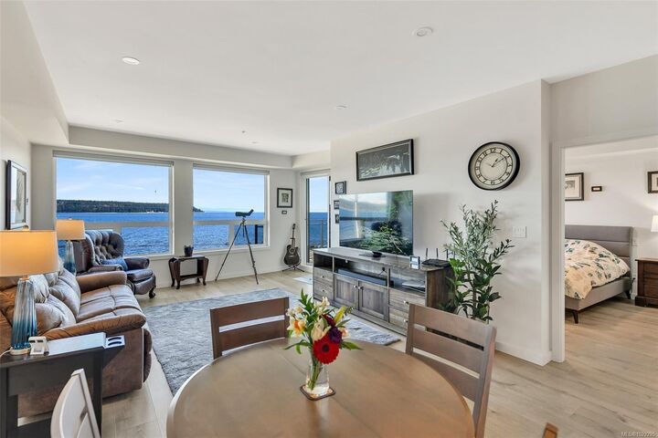 536 Island Hwy #302 — photo 1