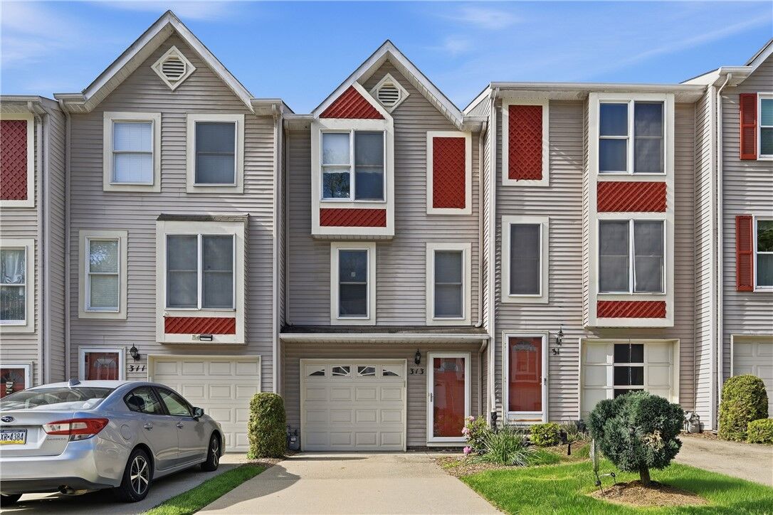 Property Photo:  313 Hamlet Ct  PA 15227 