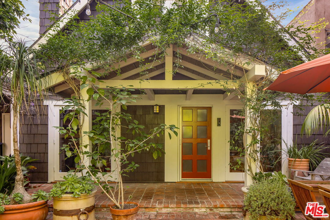 Property Photo:  2536 Beverley Ave  CA 90405 