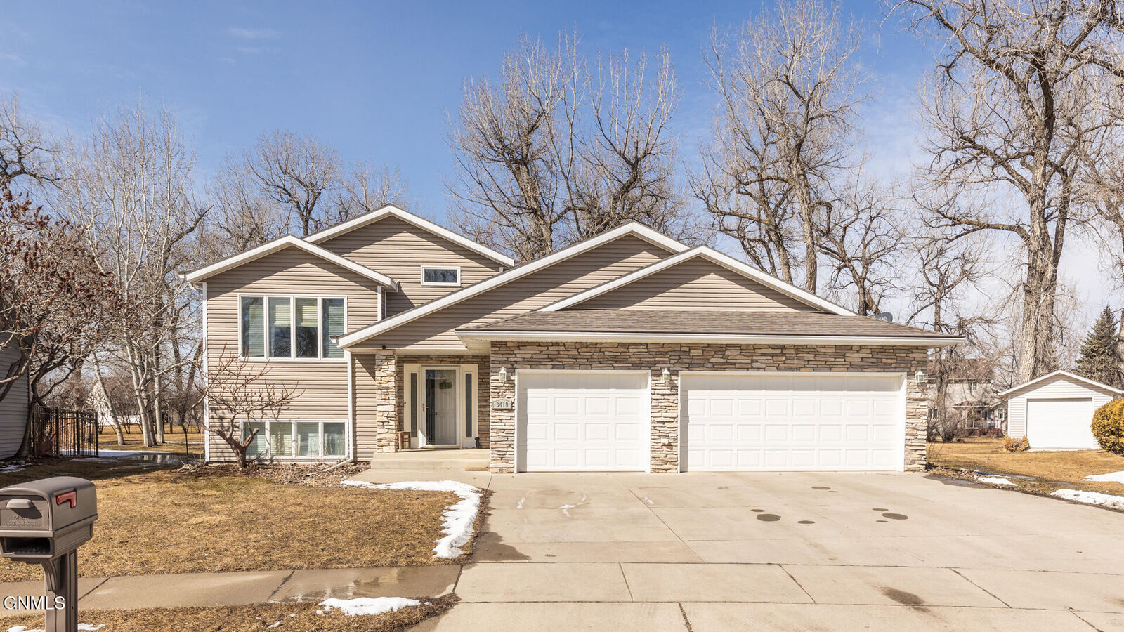 Property Photo:  3410 Heartwood Place SE  ND 58554 