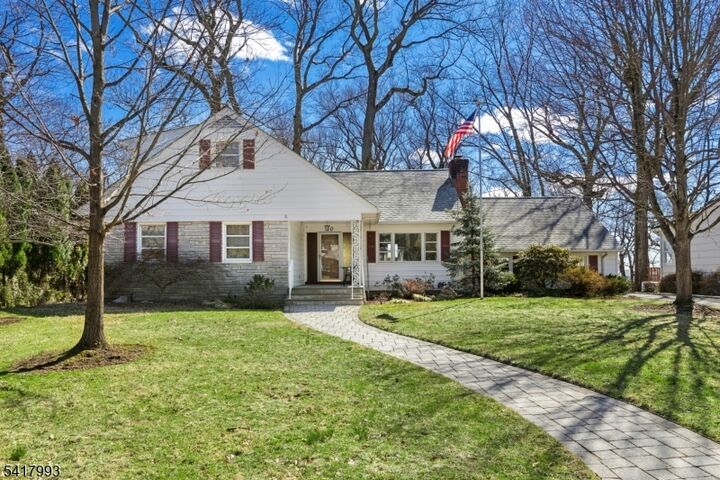 Property Photo:  10 Tree Top Dr  NJ 07081 
