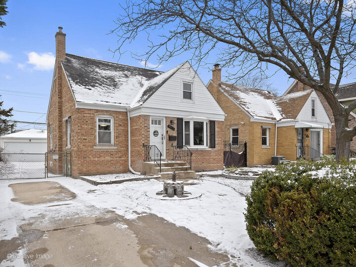 Property Photo: 4912 N Mulligan Avenue IL 60630