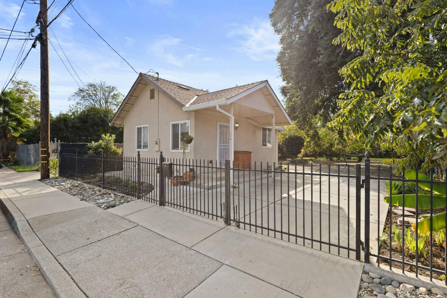 Property Photo:  608 Yolo Street  CA 95605 