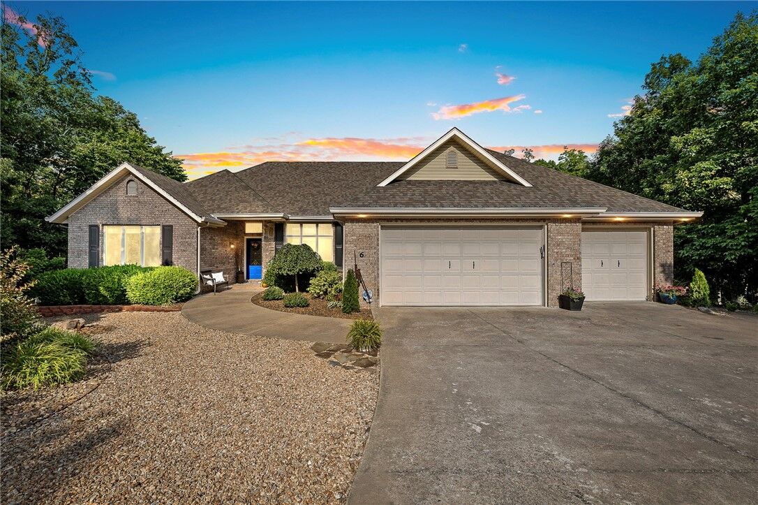 Property Photo:  6 Leawood Place  AR 72715 