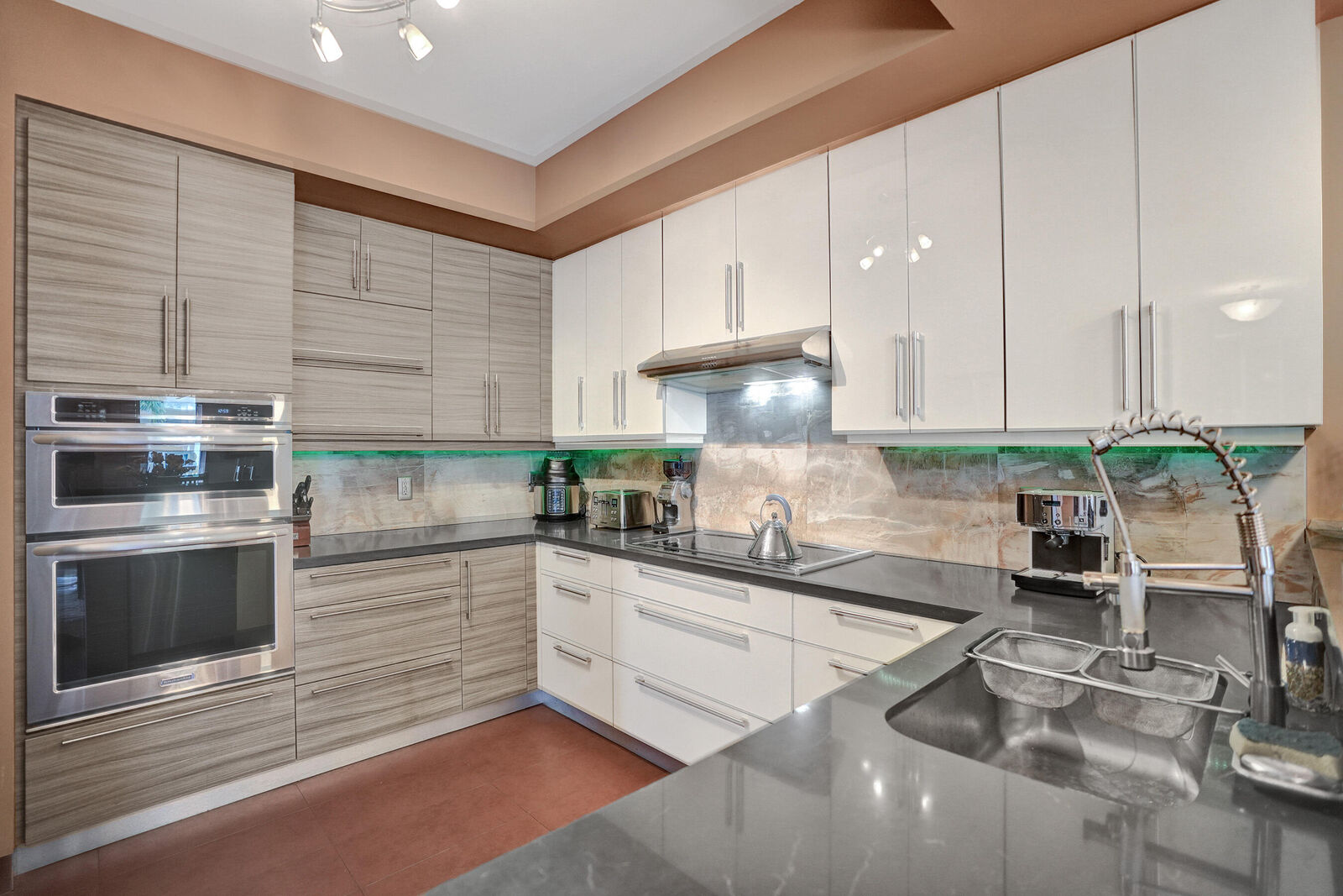 Property Photo: 2617 NE 14th Avenue 304 FL 33334