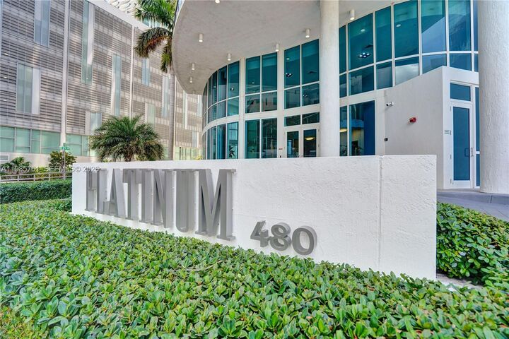 Property Photo:  480 NE 30th St 1007  FL 33137 