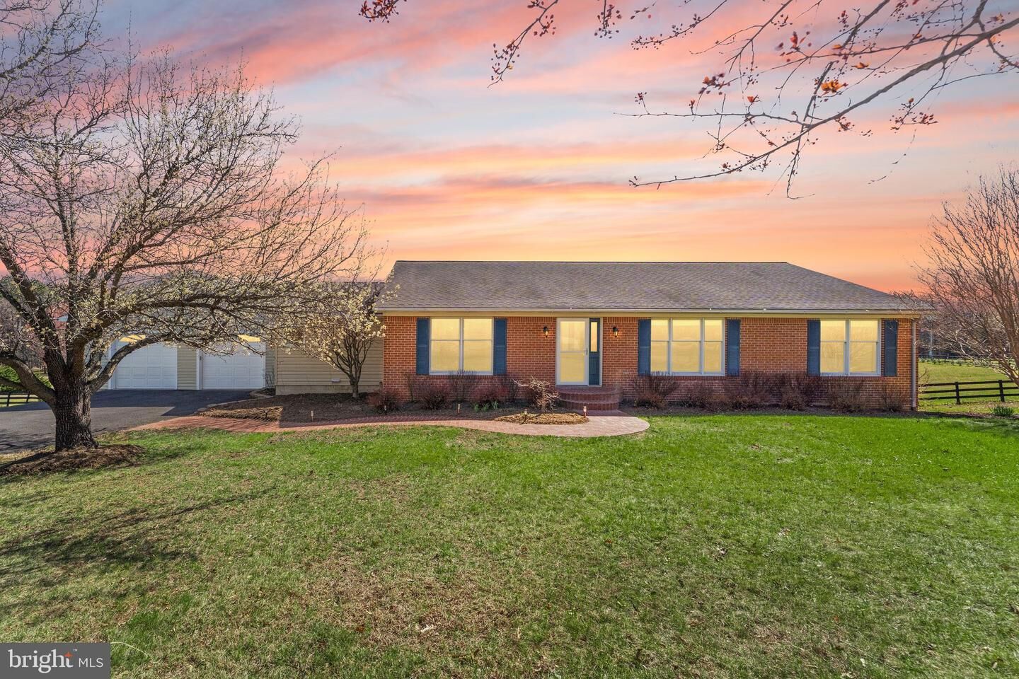 Property Photo: 13840 Barnhouse Place VA 20176