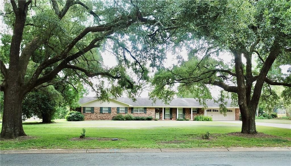 Property Photo: 713 Parkway Drive LA 71457