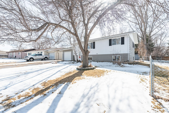 Property Photo: 21 Eckleson Road ND 58504