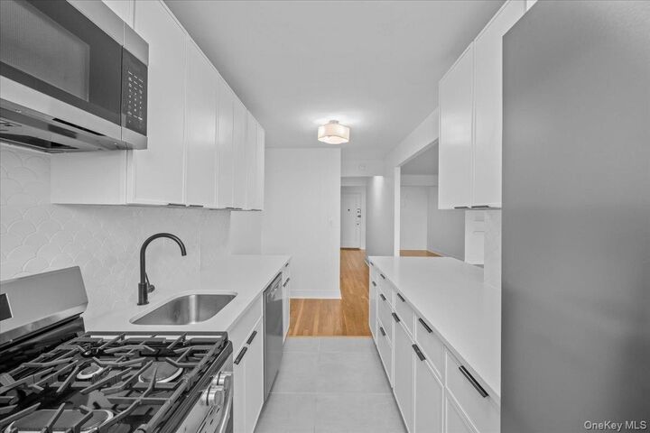 Property Photo:  445 W 240th Street 5N  NY 10463 