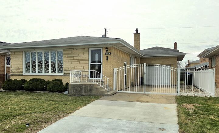 Property Photo: 8517 W Carmen Avenue IL 60656
