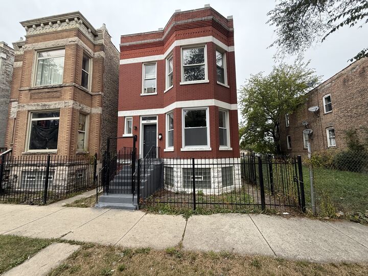 Property Photo: 3906 W Flournoy Street IL 60624