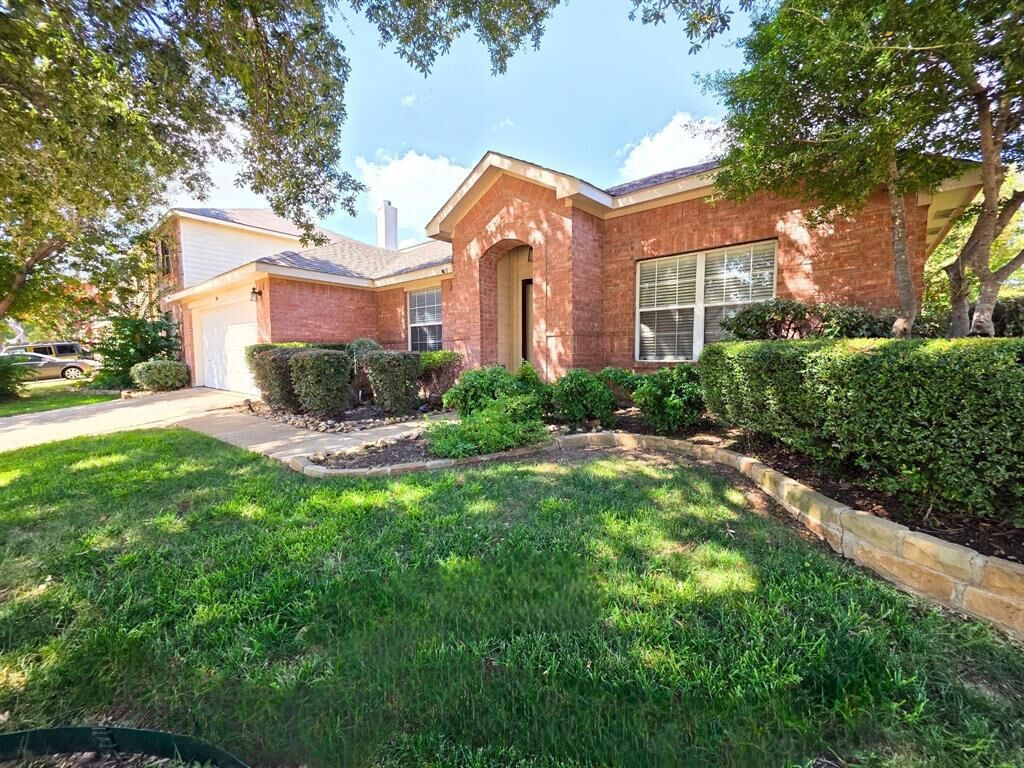 Property Photo: 304 E Clover Park Drive TX 76140